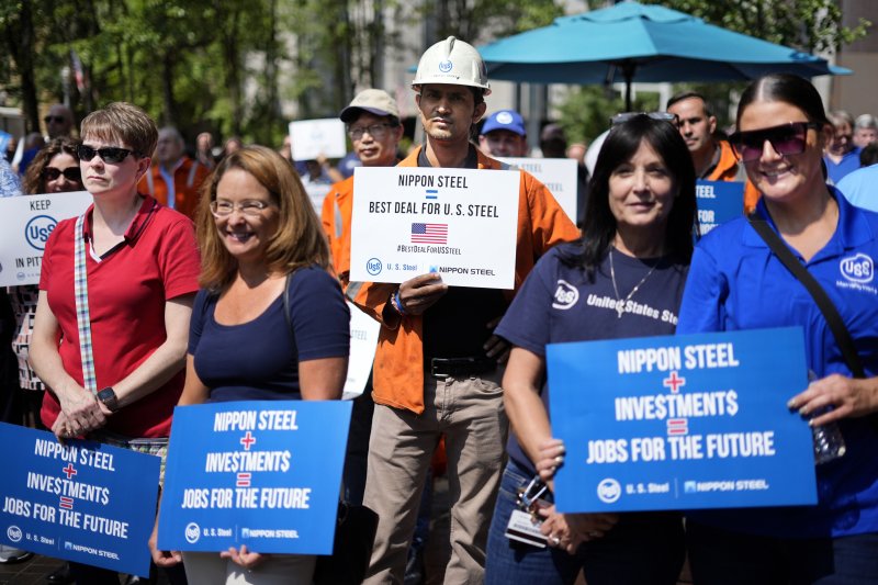 지난해 9월4일(현지시간) 미국 펜실베이니아주 피츠버그 US스틸 본사 앞에서 US스틸 직원들이 일본제철의 US스틸 인수를 지지하는 집회를 열고 있다. AP뉴시스