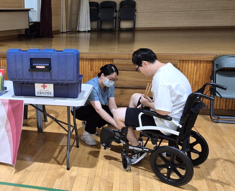 갑을녹산병원 의료팀이 4일 '제2회 강서구 장애인 체육 대축전'에서 경기 중 부상당한 참가자를 치료하고 있다. 병원 제공