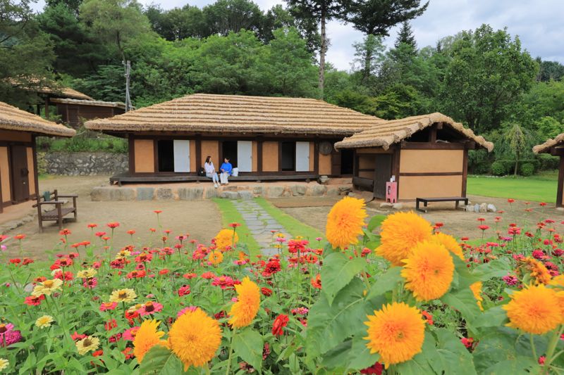 효석달빛언덕을 찾은 여행객들이 담소를 나누고 있다. 평창군청 제공