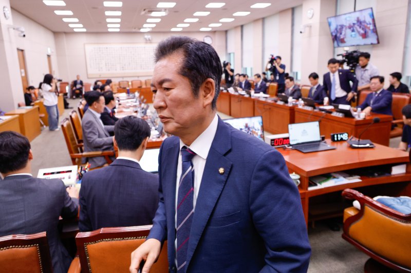 정청래 국회 법제사법위원장이 5일 국회에서 열린 전체회의에서 기자회견 중 자신을 '빌런(악당) 정청래'라고 발언한 국민의힘 의원들의 사과를 요구하며 정회를 선언, 퇴장하고 있다. 뉴스1