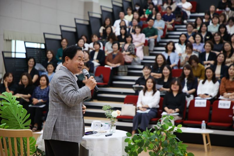 주광덕 남양주시장이 지난 4일 육아종합지원센터에서 어린이집 원장을 대상으로 열린 '남양주형 정약용어린이집 브랜딩' 사업의 브랜드 비전에 대해 설명하고 있다. /남양주시 제공