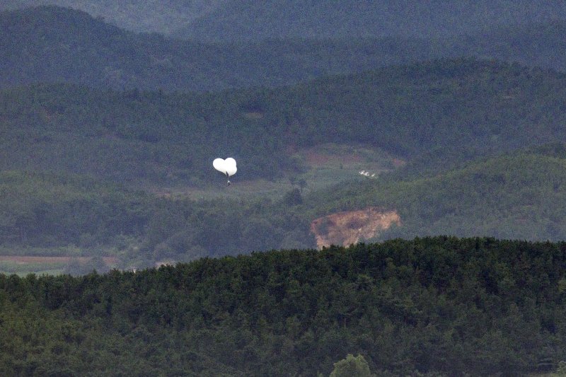 5일 오전 경기도 파주시 오두산 통일전망대에서 바라본 북한 황해북도 개풍군에서 쓰레기 풍선이 떠오르고 있다. 사진=연합뉴스