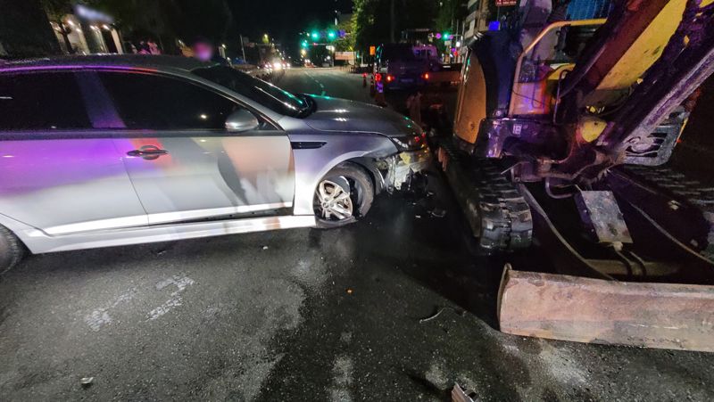 5일 오전 1시 45분께 부산 남구 대남교차로 인근에서 만취 차량이 도로공사 중인 굴삭기와 부딪혔다. 부산경찰청 제공