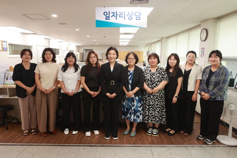 오영주 중소벤처기업부 장관(왼쪽 다섯번째)이 5일 경기 안산 안산여성인력개발센터에서 열린 '제8차 소상공인 우문현답 정책협의회' 참석에 앞서 추석연휴를 앞둔 상황에도 안산지역 중소기업 취업 희망자들에게 일자리를 안내하고 있는 상담사를 격려하고 기념 촬영을 하고 있다. 중기부 제공