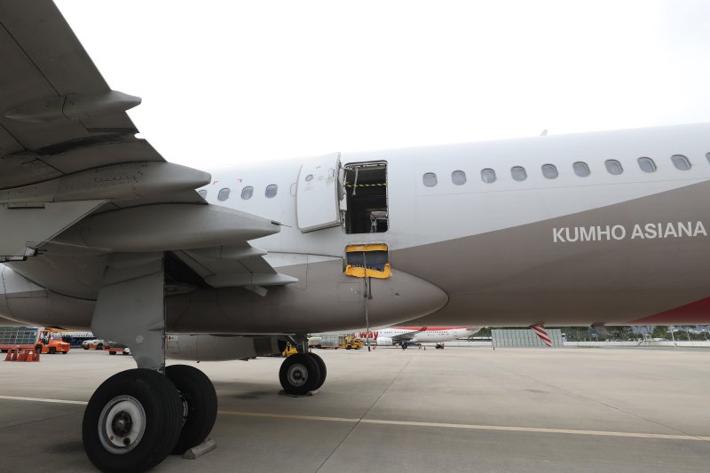 지난해 5월26일 제주에서 대구로 향하던 아시아나 항공기에서 30대 남성이 착륙 전 대구공항 상공에서 비상문을 강제로 열어 일부 탑승객이 병원으로 이송됐다 /사진=뉴스1