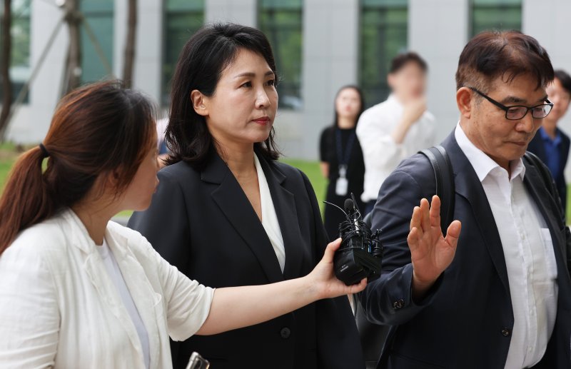 더불어민주당 이재명 대표 배우자 김혜경씨가 5일 오후 경기도 수원시 영통구 수원지검에서 '경기도 법인카드 유용' 의혹 관련 피의자 신분 조사에 출석하고 있다. /사진=뉴시스