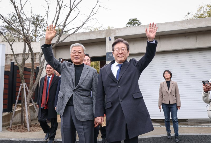 [서울=뉴시스] 추상철 기자 = 이재명 더불어민주당 대표가 지난 2월4일 문재인 전 대통령을 예방, 경남 양산시 평산마을 사저에서 문 전 대통령과 함께 지지자들을 향해 손을 흔들고 있다. (사진=더불어민주당 제공) 2024.02.04. photo@newsis.com *재판매 및 DB 금지 /사진=뉴시스