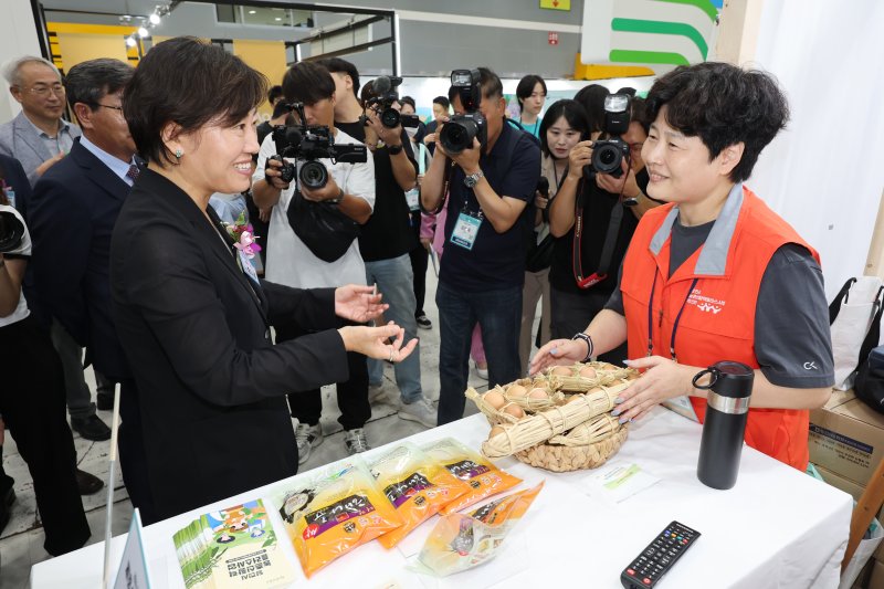 송미령 농림축산식품부 장관(앞줄 왼쪽)이 5일 서울 강남대로 aT센터에서 열린 2024 대한민국 농업박람회 개막식에 참석한 뒤 부스를 둘러보고 있다. 연합뉴스