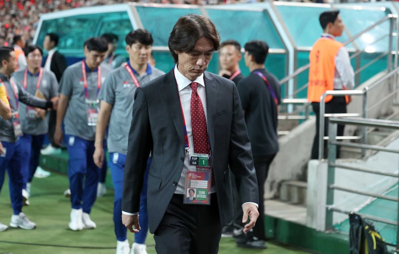 "한국 축구 사망…홍명보·정몽규 사퇴하라" 축구협 성토