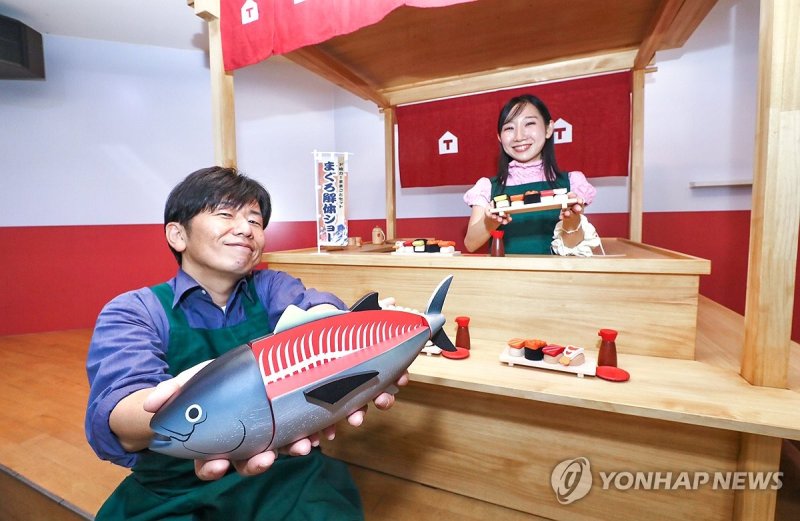 커넥트현대 '도쿄 장난감 미술관' 팝업스토어 현대백화점, 커넥트현대서 '도쿄 장난감 미술관' 팝업스토어 진행 (서울=연합뉴스) 현대백화점은 도심형 복합쇼핑몰 커넥트현대에서 오는 6일부터 18일까지 국내 첫 '도쿄 장난감 미술관' 팝업스토어를 진행한다고 5일 밝혔다. 사진은 '도쿄 장난감 미술관' 팝업스토어를 일본 현지 놀이 전문가가 소개하는 모습. 2024.9.5 [현대백화점 제공. 재판매 및 DB 금지] photo@yna.co.kr (끝)