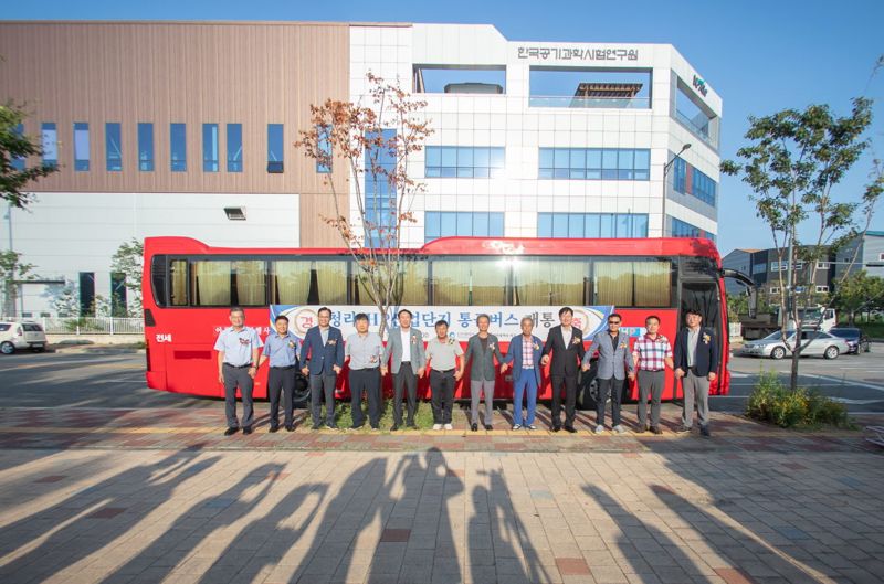 인천 서구는 그동안 시범 운영했던 청라IHP 산업단지 통근버스를 정식 개통하는 개통식 행사를 4일 개최했다. 인천 서구 제공.