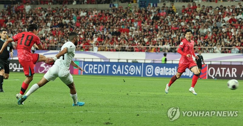 5일 서울월드컵경기장에서 열린 대한민국과 팔레스타인의 2026 월드컵 아시아 3차 예선. 손흥민이 이강인의 슛을 보고 있다. 0-0 무승부. 연합뉴스