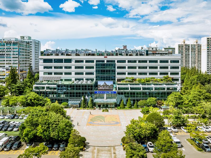 인천 계양구는 지난해부터 추진해온 계양문화광장 조성사업이 국토교통부의 개발제한구역 관리계획 심사를 통과해 본격적인 사업에 돌입했다. 사진은 계양구청 전경. 계양구 제공.