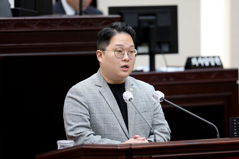 김대영 의원이 6일 인천시의회 제297회 임시회 2차 본회의에서 5분 발언을 통해 인천시의회 이전 방안을 제안하고 있다. 인천시의회 제공.