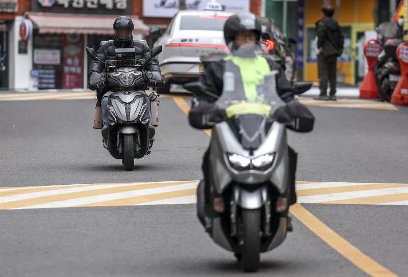 [서울=뉴시스] 정병혁 기자 = 3일 서울시내 한 주택가에 음식배달 종사자들이 배달을 위해 오토바이를 타고 이동하고 있다. 2024.04.03. jhope@newsis.com