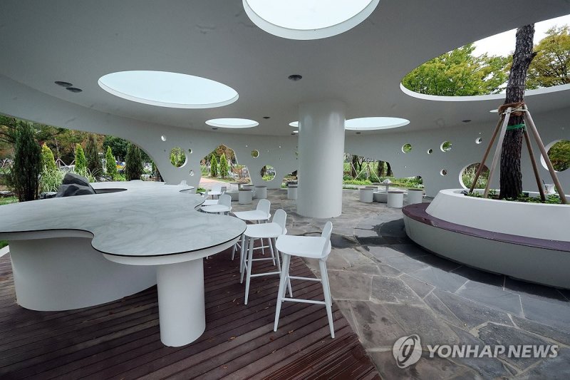 중외공원 문화정원에 조성된 고산·암석경관존 중외공원 문화정원에 조성된 고산·암석경관존 (광주=연합뉴스) 김혜인 기자 = 6일 광주 북구 운암동 중외근린공원 일원에 아시아의 경관을 테마로 한 문화정원이 조성됐다. 광주시립미술관은 중외공원 일대에 예술과 자연을 담은 '아시아 예술정원'을 오는 7일 개장한다. 2024.9.6 in@yna.co.kr (끝)