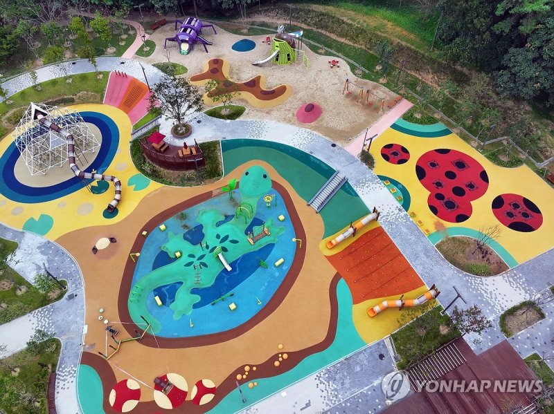 개장 앞둔 중외공원 생태예술놀이터 개장 앞둔 중외공원 생태예술놀이터 (광주=연합뉴스) 김혜인 기자 = 6일 광주 북구 운암동 중외근린공원 일원에 곤충을 테마로 한 생테예술놀이터가 조성됐다. 광주시립미술관은 중외공원 일대에 예술과 자연을 담은 '아시아 예술정원'을 오는 7일 개장한다. 2024.9.6 in@yna.co.kr (끝)