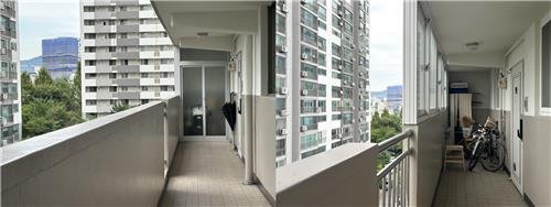 지난달 29일 성동구 아파트 복도 한쪽에 문을 만들어 창고로 사용하고 있었다. [촬영 김연수]