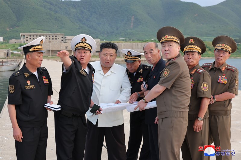 김정은 국무위원장이 현대적 해군기지건설 조성과 관련한 현지요해를 진행하고 건설방향과 실무적 문제를 협의했다고 조선중앙통신이 8일 보도했다. 사진=조선중앙통신 캡처