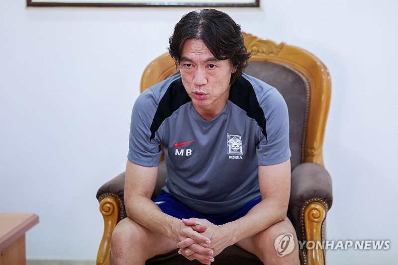 북중미 월드컵 3차 예선 오만전을 앞둔 축구 국가대표팀 홍명보 감독이 7일 오후(현지시간) 알 시브 스타디움에서 열리는 훈련에 앞서 취재진과 인터뷰를 하고 있다. 2024.9.7 /사진=연합뉴스