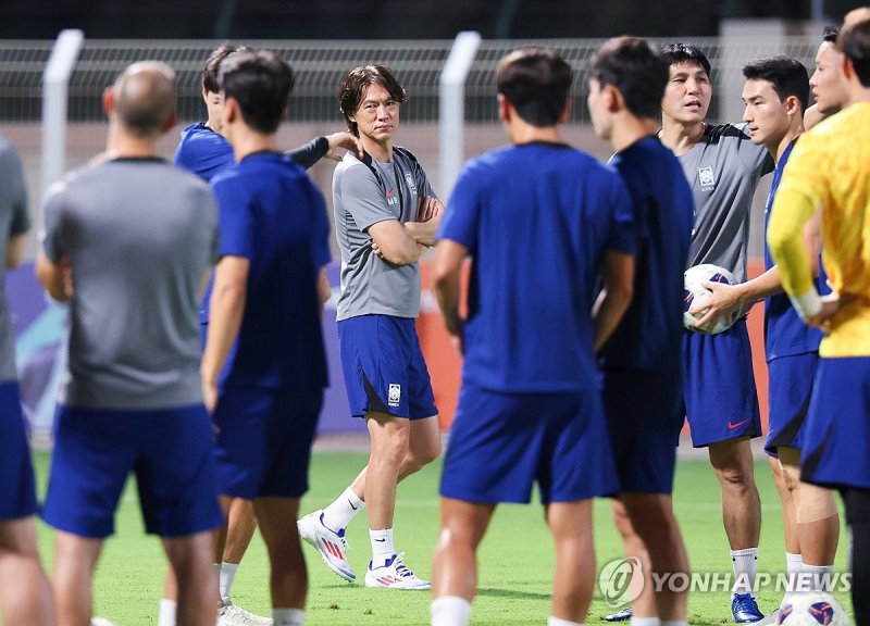 홍명보 감독 '오만전 필승 전략은' 홍명보 감독 '오만전 필승 전략은' (시브[오만]=연합뉴스) 서대연 기자 = 북중미 월드컵 3차 예선 오만전을 앞둔 축구 국가대표팀 홍명보 감독이 7일 오후(현지시간) 알 시브 스타디움에서 열린 훈련을 지켜보고 있다. 2024.9.8 dwise@yna.co.kr (끝)