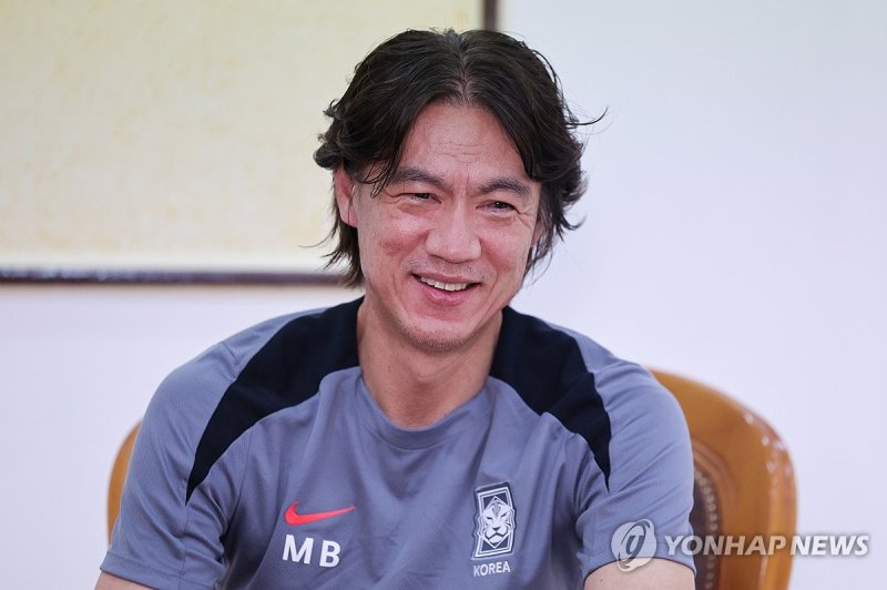 밝은 표정의 홍명보 감독 밝은 표정의 홍명보 감독 (시브[오만]=연합뉴스) 서대연 기자 = 북중미 월드컵 3차 예선 오만전을 앞둔 축구 국가대표팀 홍명보 감독이 7일 오후(현지시간) 알 시브 스타디움에서 열리는 훈련에 앞서 취재진과 인터뷰를 하며 밝게 웃고 있다. 2024.9.7 dwise@yna.co.kr (끝)