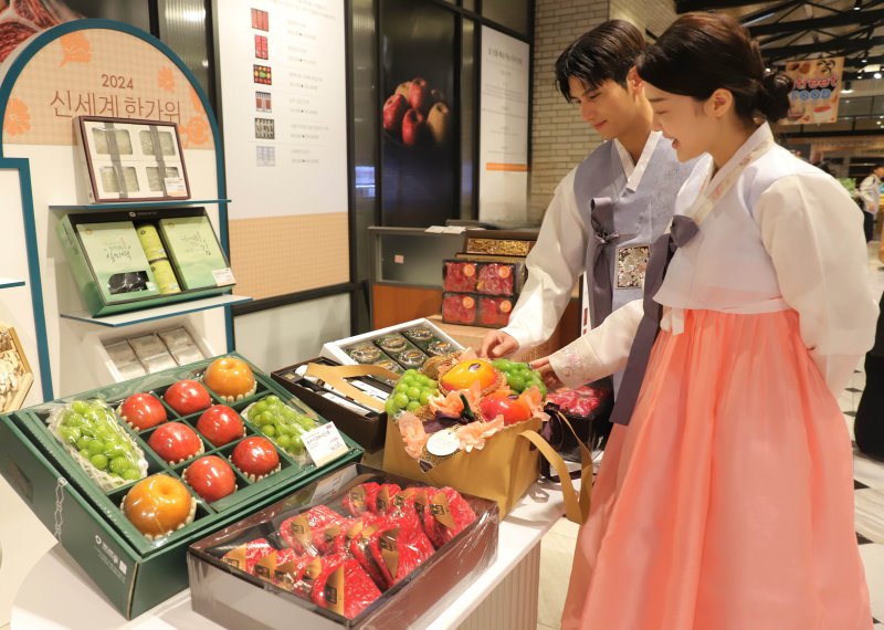대구신세계백화점 직원들이 과일 선물세트를 소개하고 있다. (대구신세계백화점 제공)
