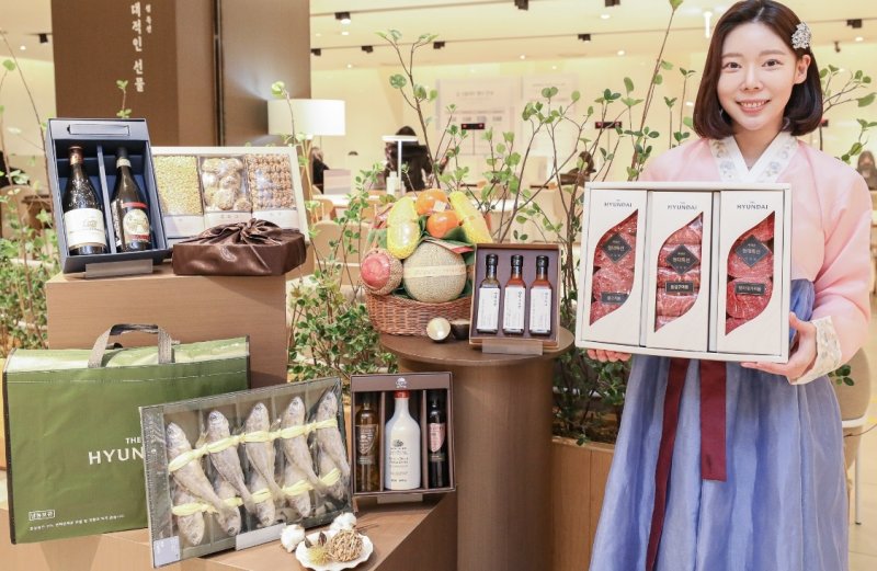 현대백화점 더현대대구 직원이 정육 선물세트를 들어 보이고 있다.(더현대대구 제공)