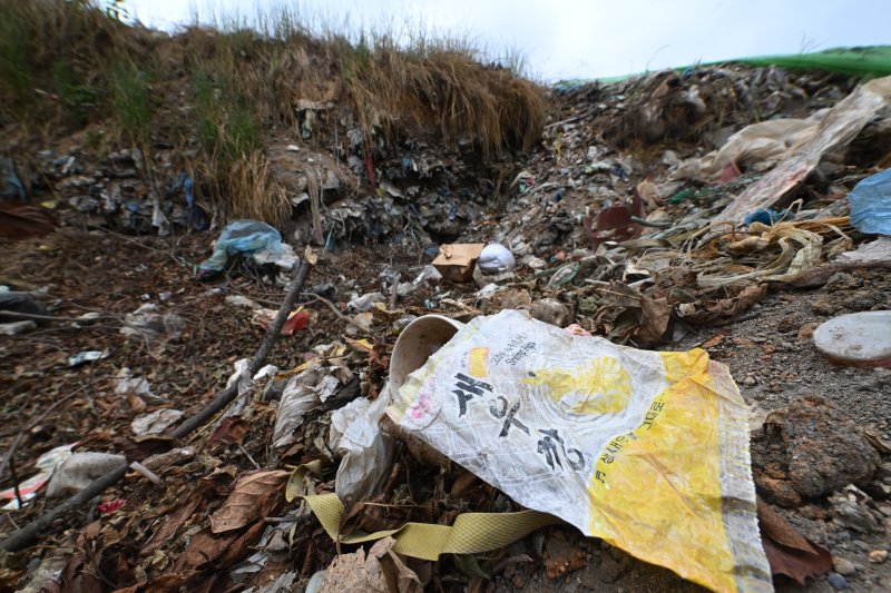 [광주=뉴시스] 이영주 기자 = 광주 서구 풍암동 중앙공원 제1지구 공사현장 주변 야산에서 최소 30여년 전 매립된 쓰레기들이 배수로 공사 도중 무더기로 발견됐다. 발견된 최대 6000여t 쓰레기는 민간공원 개발 사업자가 처리할 방침이나 공사 과정에서 추가로 나오는 쓰레기 처리 여부 등은 협의를 거쳐야 한다. 2024.06.20.leeyj2578@newsis.com