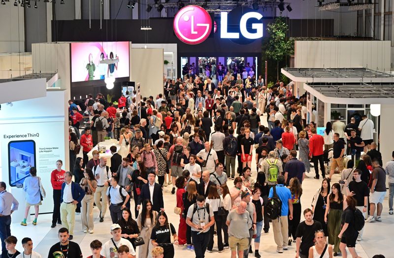 "LG AI홈 보고싶다" 전시관 앞 북새통 [IFA 2024]