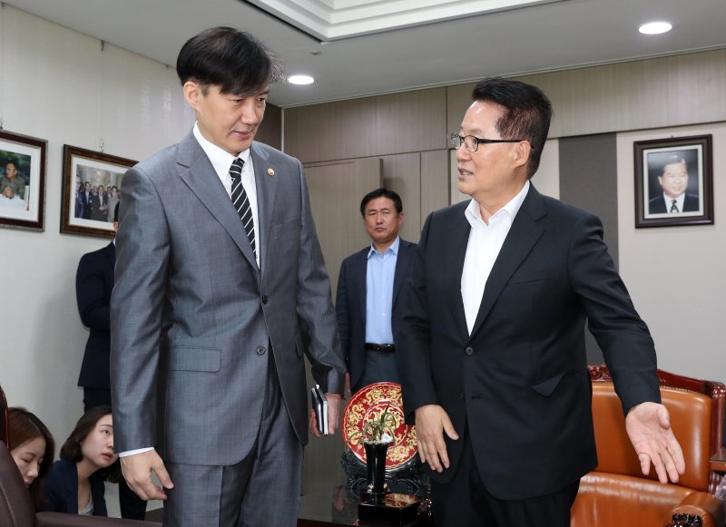 "조국 가족, 검찰에게 집단 학살"..박지원 "사면 빠를수록 좋다"