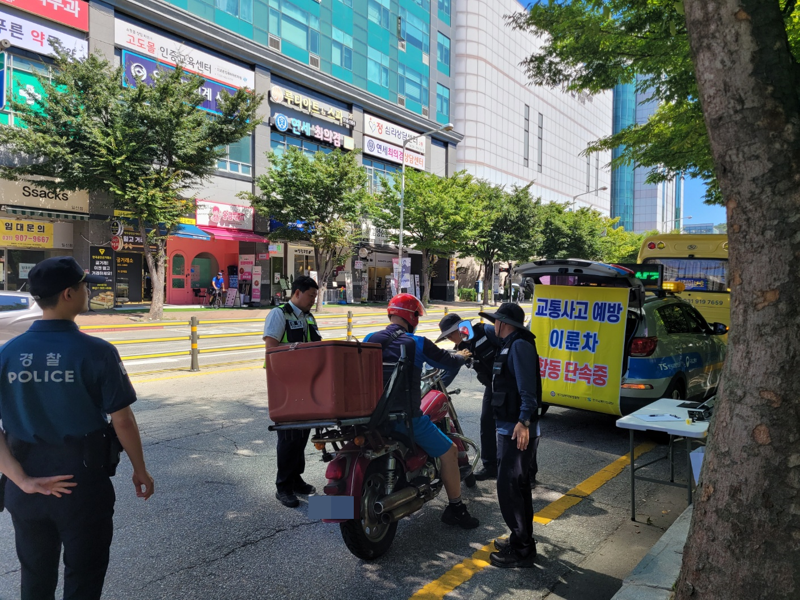 지난달 28일 경기 고양시 일산에서 한국교통안전공단 관계자 등이 불법 이륜차 일제 단속을 실시하고 있다. 한국교통안전공단 제공