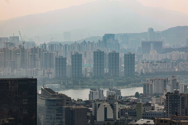 지난달 8일 남산에서 바라본 서초구 일대 아파트. 사진=연합뉴스