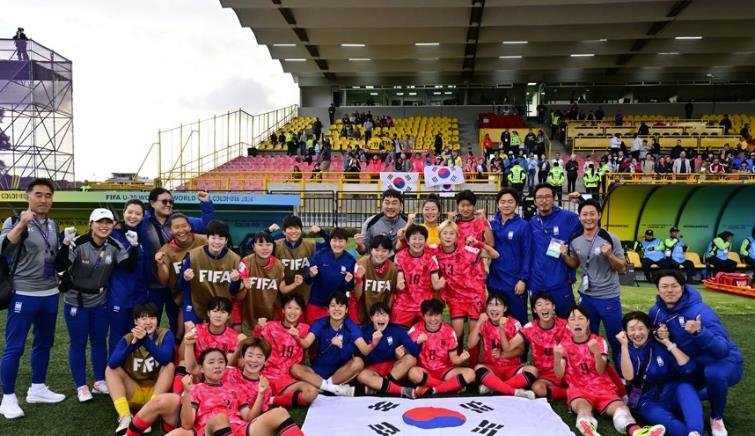 독일전 승리 직후 단체 사진을 찍은 U-20 여자축구대표팀 [대한축구협회 제공. 재판매 및 DB금지]