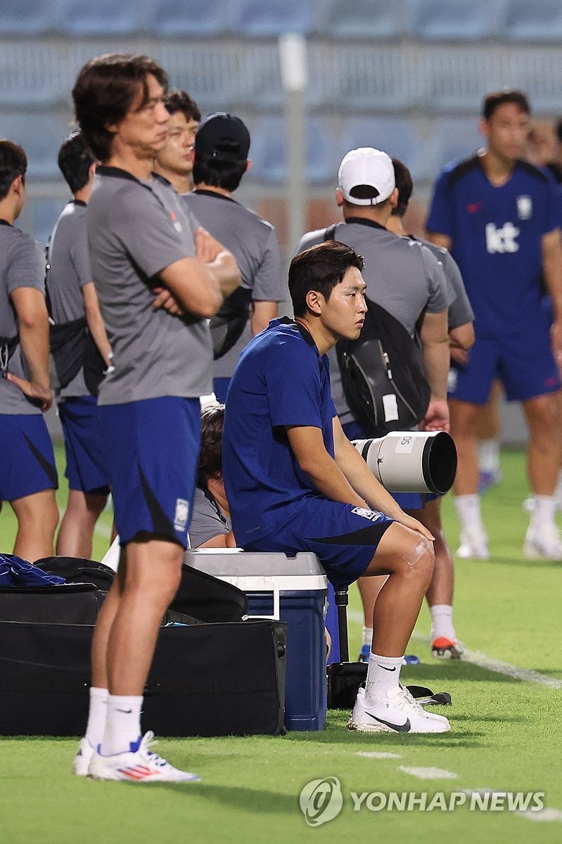 동료들 훈련 지켜보는 이강인 동료들 훈련 지켜보는 이강인 (시브[오만]=연합뉴스) 서대연 기자 = 북중미 월드컵 3차 예선 오만전을 앞둔 축구 국가대표팀 이강인이 7일 오후(현지시간) 알 시브 스타디움에서 열린 팀 훈련을 지켜보고 있다. 2024.9.8 dwise@yna.co.kr (끝)