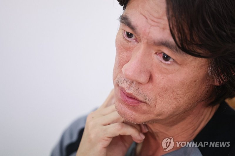 생각에 잠긴 홍명보 감독 생각에 잠긴 홍명보 감독 (시브[오만]=연합뉴스) 서대연 기자 = 북중미 월드컵 3차 예선 오만전을 앞둔 축구 국가대표팀 홍명보 감독이 7일 오후(현지시간) 알 시브 스타디움에서 열리는 훈련에 앞서 취재진의 질문에 답변을 생각하고 있다. 2024.9.7 dwise@yna.co.kr (끝)