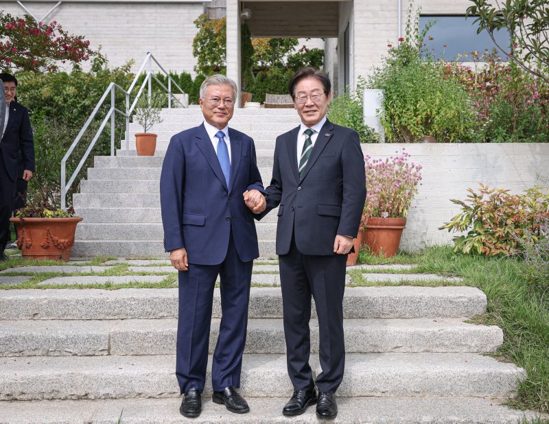 이재명 더불어민주당 대표(오른쪽)와 문재인 전 대통령이 8일 경남 양산시 평산마을 문 전 대통령 사저에서 기념 촬영을 하고 있다. 민주당 제공