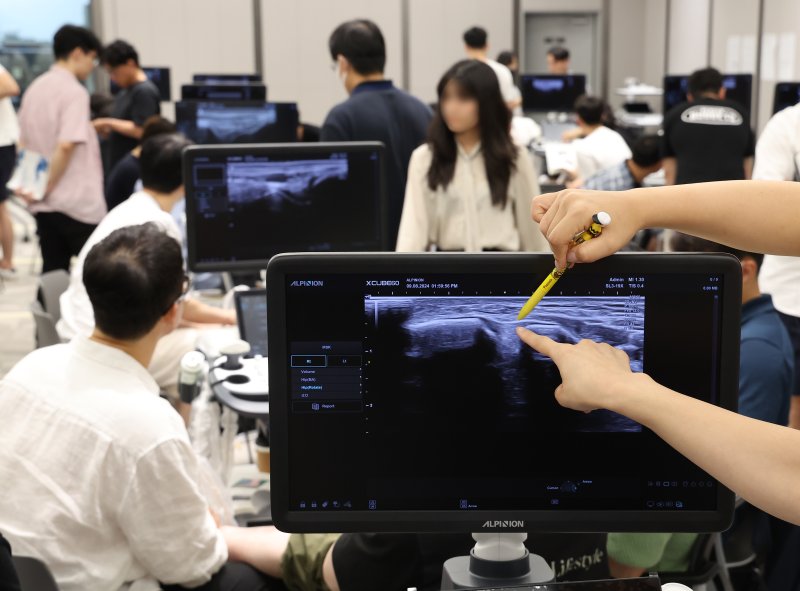 8일 오후 서울 용산구 대한의사협회에서 열린 '사직 전공의들을 위한 근골격계 초음파 연수강좌'에서 사직 전공의들이 실습을 하고 있다. 연합뉴스