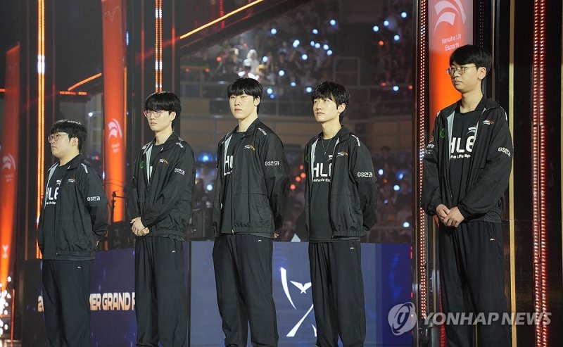 한화생명e스포츠 "8년 만에 왕좌 되찾겠다" 한화생명e스포츠 "8년 만에 왕좌 되찾겠다" (경주=연합뉴스) 김주환 기자 = 8일 경북 경주시 경주실내체육관에서 열린 2024 LCK 서머 결승전 개막 행사에서 한화생명e스포츠 선수단이 나란히 서있다. 2024.9.8 jujuk@yna.co.kr (끝)