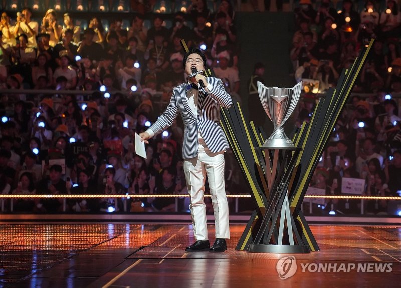 "결승전 시작하겠습니다" "결승전 시작하겠습니다" (경주=연합뉴스) 김주환 기자 = 8일 경북 경주시 경주실내체육관에서 열린 2024 LCK 서머 결승전 개막 행사에서 전용준 캐스터가 사회를 보고 있다. 2024.9.8 jujuk@yna.co.kr (끝)