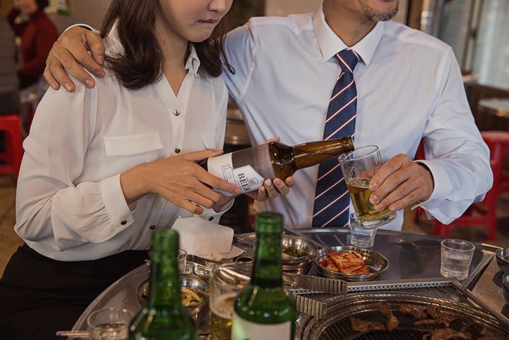 男과장, 목 상처 보더니 "어제 격렬했구나?"..직장인 22.6%, 일터서 성희롱 경험