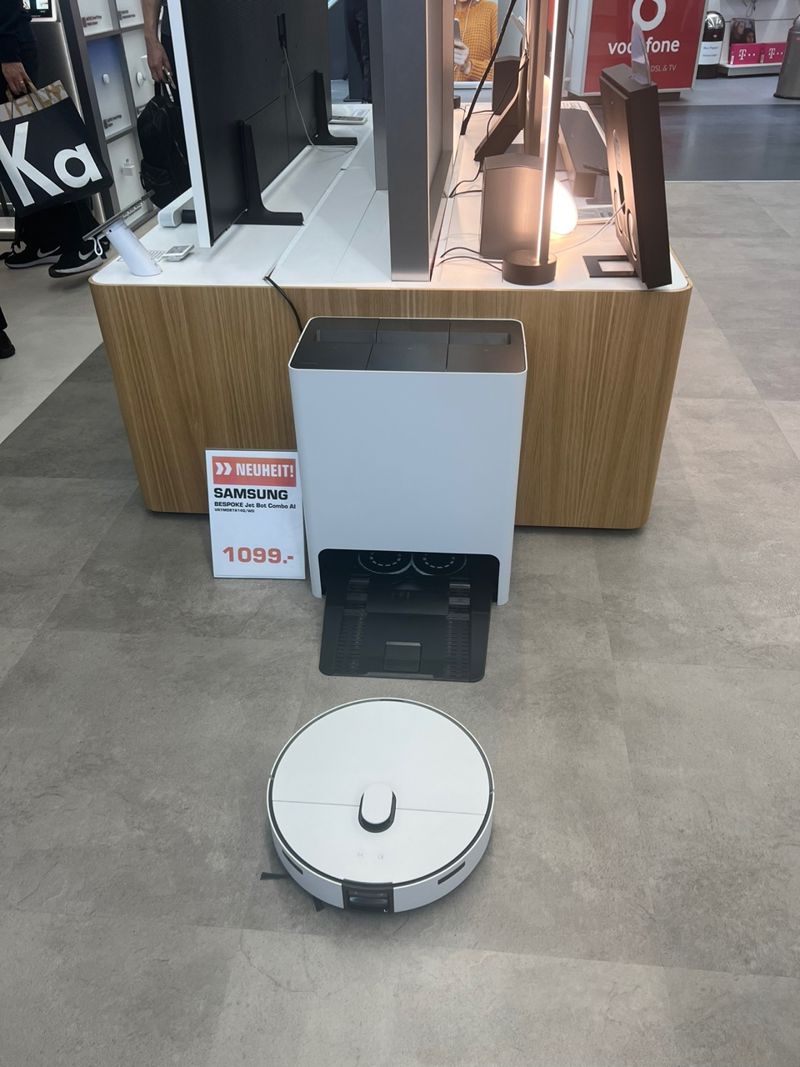 유럽 최대 전자제품 판매점인 독일 베를린 자툰 내 삼성전자 매장에 진열된 로봇청소기 '비스포크 AI 스팀'. 사진=김준석 기자