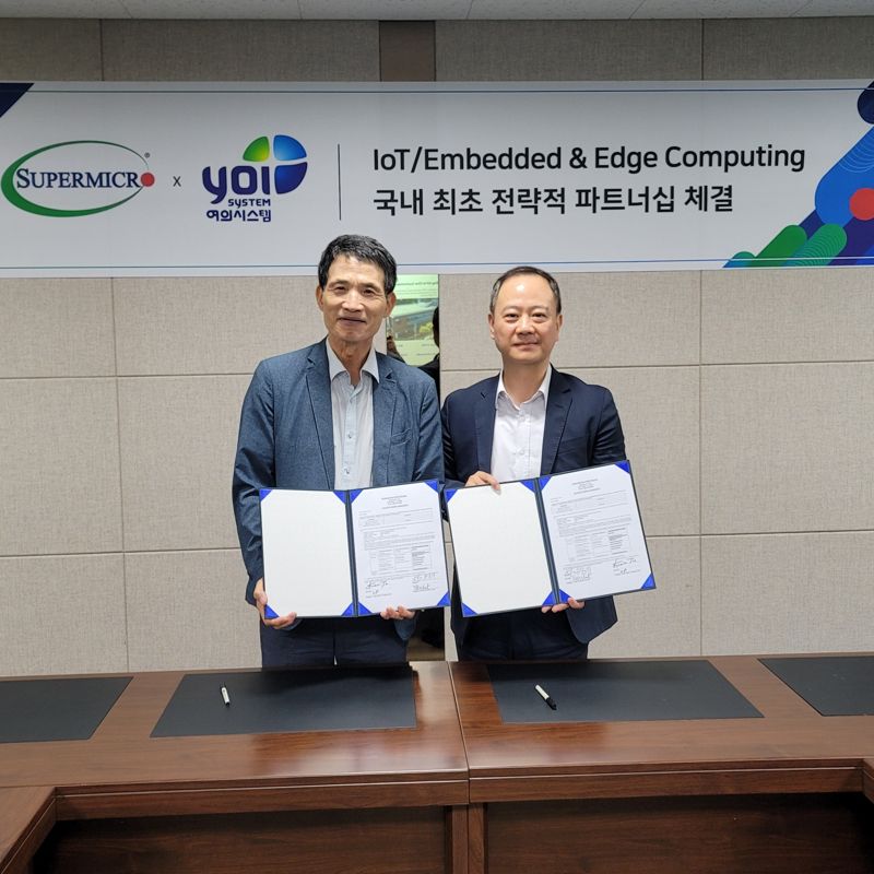 지난6일 성명기 여의시스템대표(왼쪽)와 케빈 슈퍼마이크로컴퓨터 수석 부사장이 경기 성남시 여의시스템 본사에서 전략적 제휴를 체결한 뒤 기념촬영을 하고 있다. 여의시스템 제공