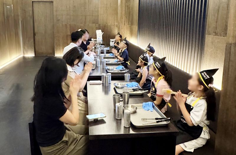 서울 이태원 교촌필방에서 진행된 체험프로그램에 참여한 어린이들이 설명을 듣고있다. 교촌 제공