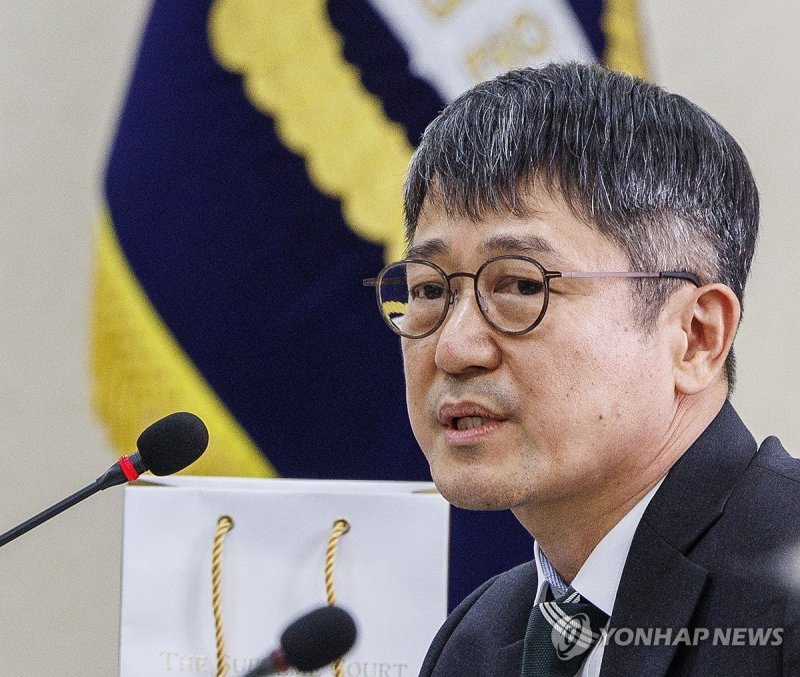퇴임하는 임관혁 서울 고검장 신임 양형위원 인사말 하는 임관혁 서울 고검장 (서울=연합뉴스) 황광모 기자 = 임관혁 서울 고검장이 17일 오후 서울 서초구 대법원에서 열린 제132차 양형위원회에 신임 위원으로 참석해 인사말을 하고 있다. 2024.6.17 hkmpooh@yna.co.kr (끝)