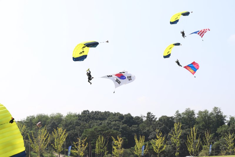 육군은 오는 13일까지 경기도 광주 특수전학교와 이천 비호여단에서 '제1회 국방부장관배 국제 저격수 경연대회'를 개최한다고 9일 밝혔다. 개회식 식후행사로 특전대원들이 참가국의 국기를 펼친채 고공강하를 선보이고 있다. 사진=육군 제공