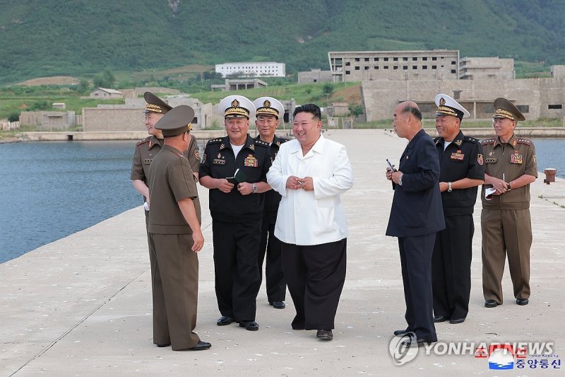 김정은, 해군기지건설 관련 현지요해 김정은, 해군기지건설 관련 현지요해 (평양 조선중앙통신=연합뉴스) 김정은 국무위원장이 현대적 해군기지건설 조성과 관련한 현지요해를 진행하고 건설방향과 실무적 문제를 협의했다고 조선중앙통신이 8일 보도했다. 2024.9.8 [국내에서만 사용가능. 재배포 금지. For Use Only in the Republic of Korea. No Redistribution] nkphoto@yna.co.kr (끝)