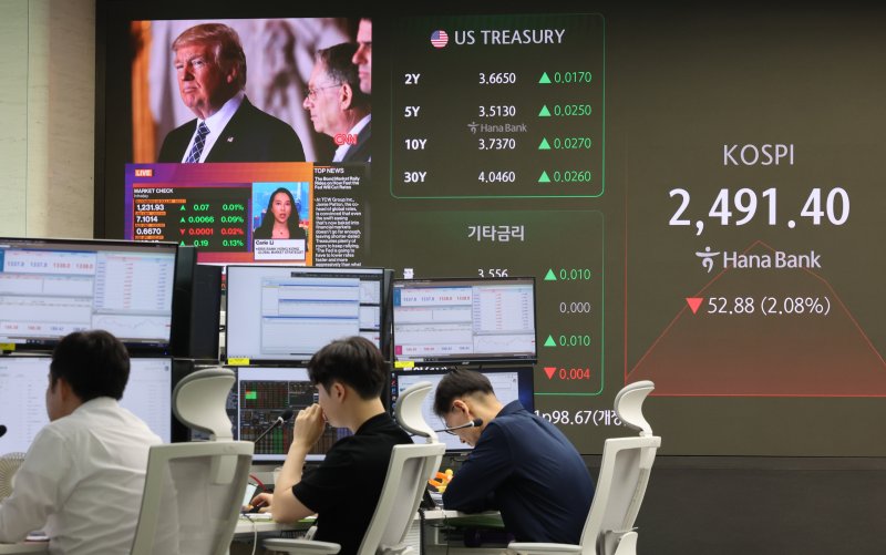 [서울=뉴시스] 김금보 기자 = 9일 서울 중구 하나은행 딜링룸에서 딜러들이 업무를 하고 있다. 2024.09.09. kgb@newsis.com