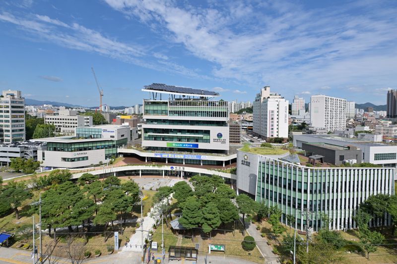 광주광역시 서구<사진>는 열악한 주거 환경에서 생활하는 아동에게 안전하고 쾌적한 삶을 제공하기 위해 광주지역 5개 자치구 중 최초로 아동 주거 빈곤 해소 사업을 추진한다고 9일 밝혔다. 서구 제공