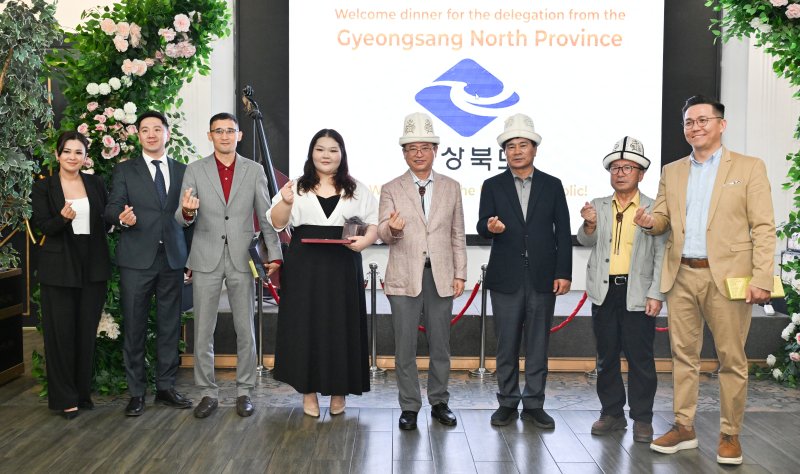 지난 8일 키르기스스탄 비슈케크에서 이철우 경북지사와 도르도이 그룹 관계자 등이 기념사진을 찍고 있다.(경북도 제공)